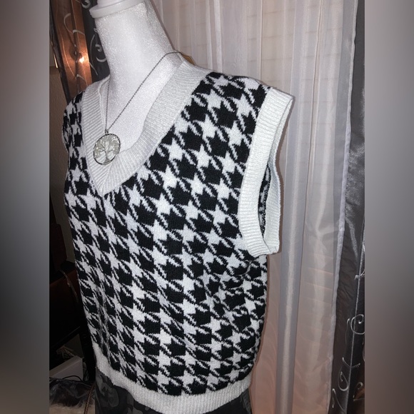 Pink Rose houndstooth knit sweater vest black and White  Pattern GUC unisex Sm - Picture 11 of 12